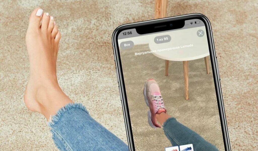 Магазин «Lamoda» активно использует функцию AR-примерки кроссовок, давая возможность покупателям посмотреть, как будет выглядеть обувь на ноге